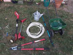 lot 9 image: Lawn and garden tools