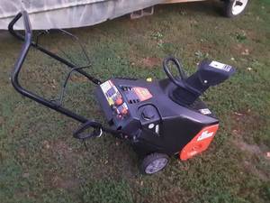 lot 11 image: Craftsman 4-stroke snow thrower