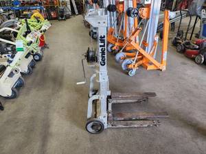 lot 31 image: Genie Lift 400-lbs Material Lift #4S