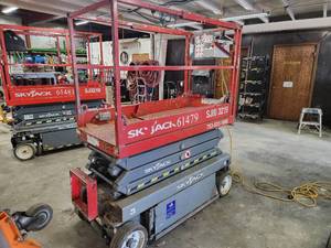 lot 10 image: Skyjack 550-lbs 19 Scissor Lift SJIII 3219