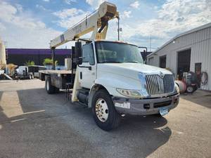 lot 5 image: 2006 International 4200 SBA VT365National 500e 2-Door Boom Truck