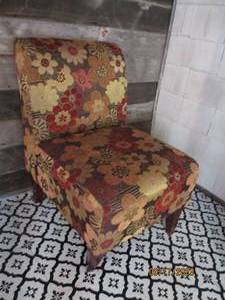 lot 14 image: Floral Print Occasional Chair...