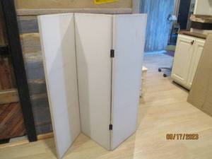 lot 39 image: White Tri-Fold Screen...