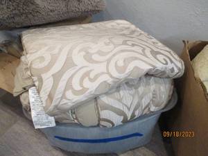 lot 89 image: J Queen Comforter and Shams, King