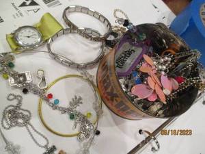 lot 100 image: Mixed Lot of Costume Jewelry...