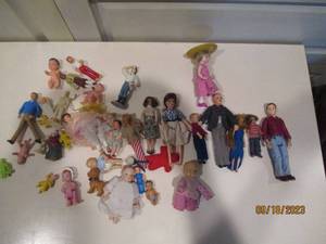 lot 152 image: Large Group of Assorted Dollhouse D...