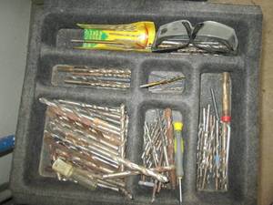 lot 372 image: Compartmentalized tray of assorted ...