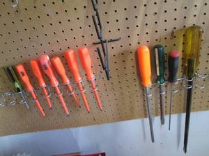 lot 375 image: Assortment of screwdrivers and pegb...