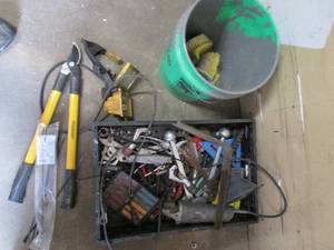 lot 380 image: 5-gallon bucket scrubbing tools, pl...
