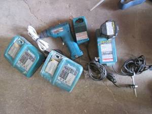 lot 383 image: Makita 10mm cordless droll, battery...