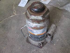 lot 390 image: 20-ton hydraulic bottle jack...