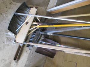 lot 424 image: Assorted Shovels, broom, roof rake ...
