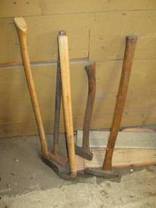 lot 425 image: Collection of axes and mauls...