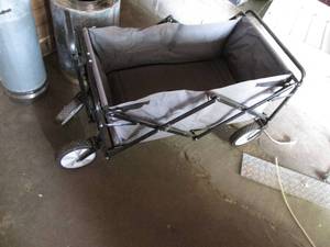 lot 438 image: Collapsible utility wagon with tele...