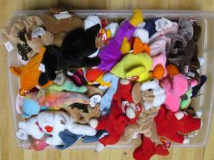 lot 882 image: Tote of assorted beanie babies, som...