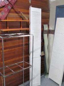 lot 909 image: Corner lot of shutter and room divi...