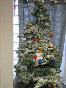 lot 915 image: 3ft artificial frosted Christmas Tr...