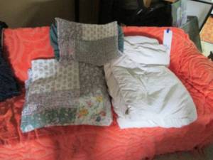 lot 509 image: Down Altrnative Comforter and Full ...