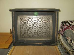 lot 513 image: Rustic Bread Box...