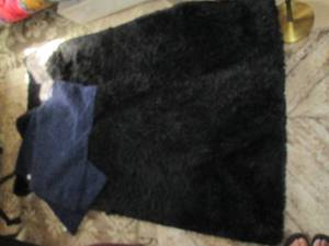 lot 515 image: Bathroom and Fuzzy Rugs...