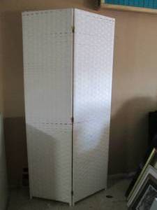 lot 530 image: Woven White Partition Screen...