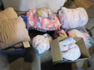 lot 545 image: Quilts, Blankets, Sheets...