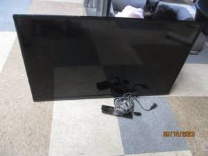 lot 155 image: Vizio 32 TV...