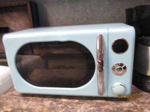 lot 186 image: Galanz Blue Retro Microwave...