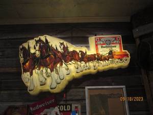 lot 1 image: Rare HUGE Budweiser Clydesdale 3D L...