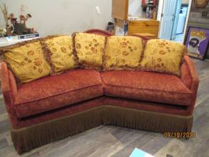 lot 3 image: Unique Vintage Victorian Style Couc...