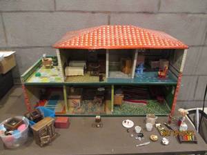 lot 9 image: Vintage Tin Litho Dollhouse with To...