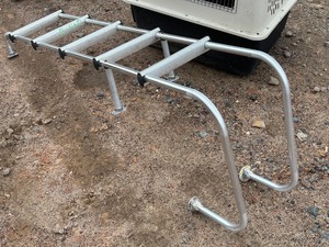 lot 19 image: Pet Travel Kennel & Roof-Access Ladder
