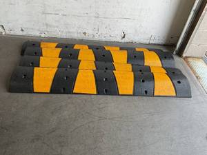 lot 116 image: LOT OF 4 VEVOR 6ft Rubber Speed Bump - Black-Yellow