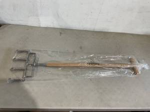 lot 230 image: Eadwiella Manual Lawn Aerator