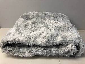lot 425 image: 8x10 Fluffy Shag Rug with Durable Backing - Light Grey