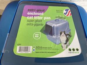 lot 190 image: Van Ness Pets Odor Control Extra-Giant Enclosed Cat Pan with Odor Door, Hooded - Blue