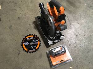 lot 45 image: RIDGID 18V Brushless Cordless 7-14 in. Circular Saw  and battery customer return review pictures