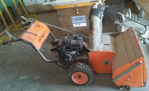 lot 451 image: Crary Bear Cat 1028 Snowblower