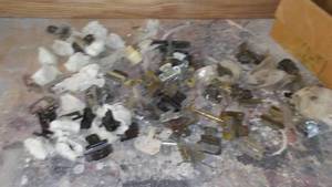 lot 828 image: Hinges. Many Colors.