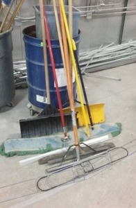 lot 846 image: Shovels, Dust Mop And More