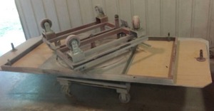 lot 850 image: Trolley Quantity - 4. Flat top with removable hanging bar. casters and swivel base.