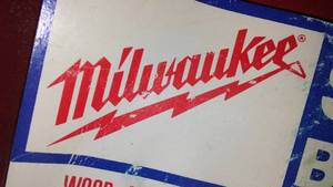lot 880 image: Milwaukee Sawz-All.