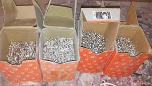 lot 902 image: Screws (4).