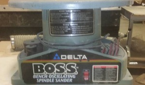 lot 1073 image: Delta Bench Oscillating Spindle Sander.