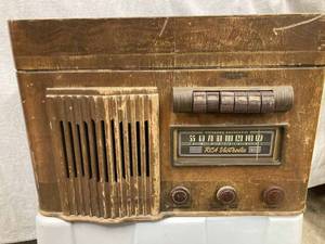 lot 2 image: Vintage RCA Victrola Combination AM Radio and Record Player with Plastic Bags of Vintage Tubes and Transformers