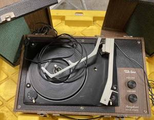 lot 4 image: Two Portable Record Players, an RCA Victor has Built-in Speaker and Plays 45s only, the other is a Tele-tone Record Player with Detachable Speakers