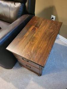 lot 98 image: Oak Traditional End Table
