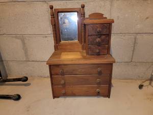 lot 120 image: Miniature Jewelry Chest Vanity
