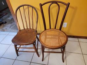 lot 36 image: Primitive Round Farmhouse Dining Set