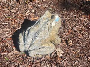 lot 124 image: Fun Frog Garden Planter